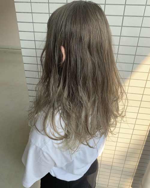 ブリーチを使ったペールトーンのオリーブグレージュ