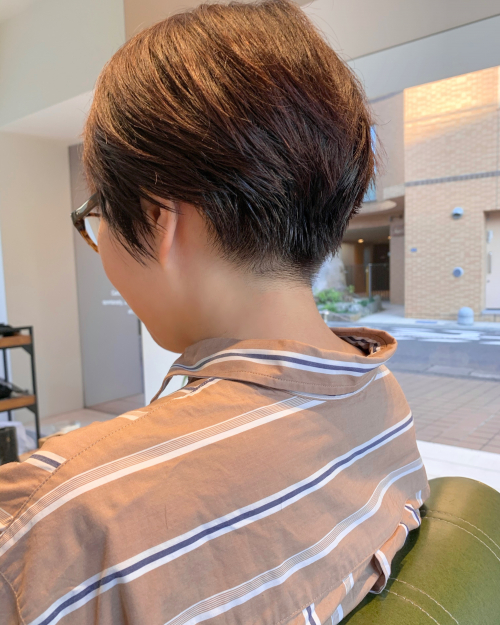 柔らかく刈り上げるショートヘア